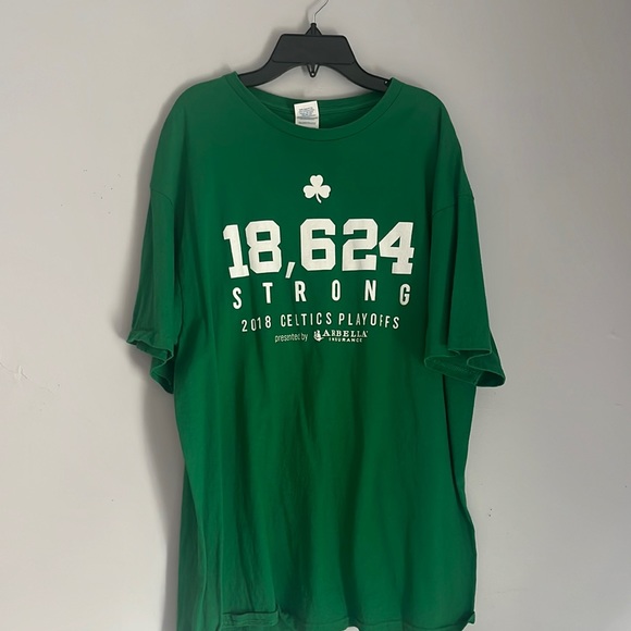 Men’s XL Celtics 18,624 Strong 2018 Playoffs T-Shirt - Picture 1 of 4